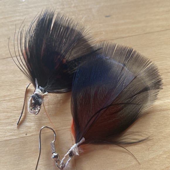 Feather earrings handmade by indigenous women Amazon Rainforest, Ecuador - Picture 4 of 4